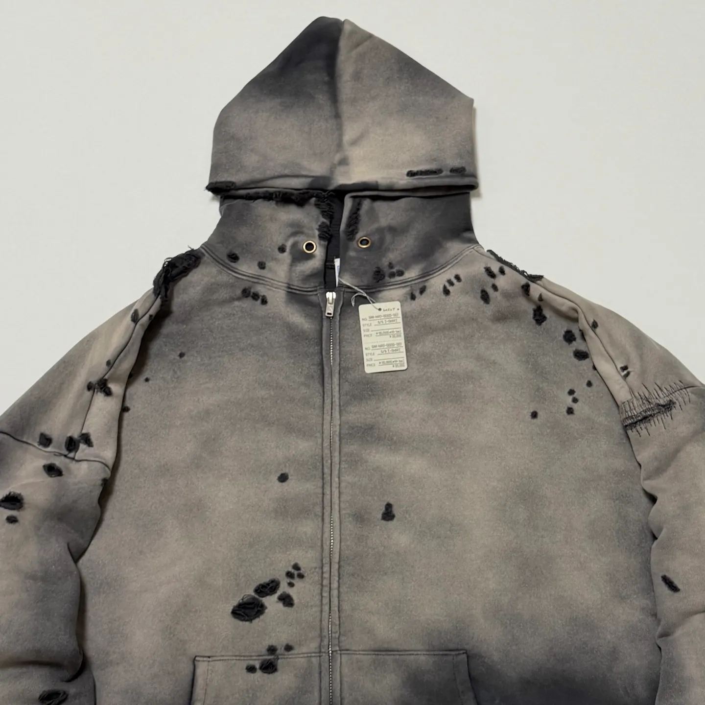 SAINT Mxxxxxx DBL FACE ZIP UP HOODIE/CHARCOAL Double-layer destroyed waffle zipper jacket, washed black S-XL, a style that has been used in the summer. After continuous fine polishing, it has finally been shipped. The finished product is simply a work of art. Super heavy washing to make the weather look old. Multiple water fades. Excessive manual wormhole damage processing. Deconstruction and reorganization embroidery technology. Custom-made zipper with LOGO. The color details of the zipper webbing are also correct. Original grade fruit main label and wash water label. Top purchasing grade. A layer of waffle fabric is added to the inner lining to make the overall texture stronger and increase the comfort and warmth of the wearer.